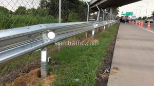 สติ๊กเกอร์สะท้อนแสง และเป้าสะท้อนแสงติดบนการ์ดเรลทางพิเศษอุดรรัถยา
