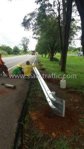 การติดตั้ง w beam guard rail ทางหลวงหมายเลข 24 ตอน หนองกี่ - นางรอง ปริมาณงาน 1,256 เมตร