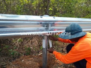 การติดตั้งราวกันอันตราย ที่ทางหลวงหมายเลข 242