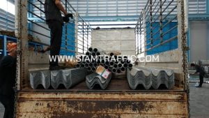 ราวเหล็กกั้นถนน และเสา ส่งไป จ.ตาก
