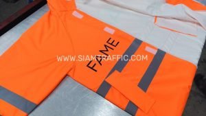 เสื้อกันฝนสีส้ม แบบชุดคลุม คาดแถบสะท้อนแสง สกรีนโลโก้ FAME